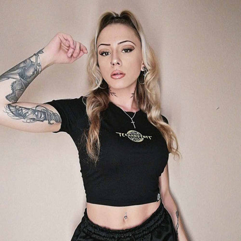 Raver Girl im Technostoff Worldwide Techno T-Shirt, Foto von vorne in Berlin